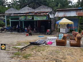 Masyarakat Kampar Bersihkan Sampah Setelah Banjir Surut