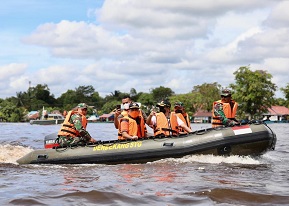 Kunjungi Pos Pengungsian Banjir Sintang, Kepala BNPB Pastikan Bantuan Tepat Sasaran
