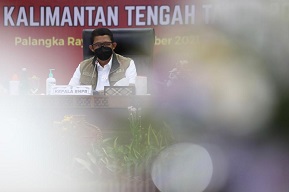 Ketua Satgas Tekankan Bahwa Covid Belum Selesai Saat Tinjau Banjir Kalimantan Tengah
