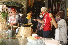 Wisata Kuliner Ganjar Pranowo di NTB, Penasaran Bumbu Sasak dan Kopi Lombok