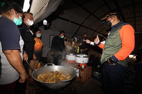 Pastikan Kondisi Tertangani dengan Baik, Kepala BNPB Kunjungi Lima Posko Pengungsian Banjir Kalimantan Tengah