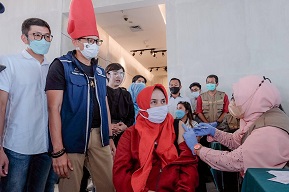 Menparekraf Kunjungi Sentra Vaksinasi Mal Nipah Makassar