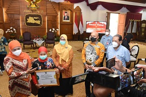 Beri Penghargaan Peraih Peringkat I IWUF Wushu Taolo Competition 2021, Gubernur Khofifah : Juara Wushu Internasional yang juga Penghafal Qur\