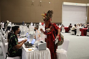 Kenalkan Budaya Daerah, Seorang Peserta Kenakan Pakaian Adat Minahasa