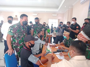 Kunjungi Papua, Panglima Andika Perkasa Tinjau Pelaksanaan Vaksinasi di Lanud Silas Papare