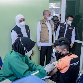 Gubernur Jatim Tinjau Pelaksanaan Vaksinasi Untuk Pelajar di Jember
