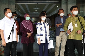 Mendagri Serahkan Keppres Nomor 120/P Tahun 2021 ke Tim Seleksi Terpilih