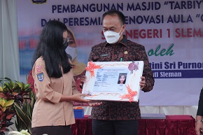 Dukcapil Goes To School, Dirjen Dukcapil Serahkan KIA dan KTP-el bagi Pelajar di Sleman