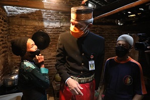 Ganjar Rehab Rumah Guru Honorer, Ibunya Nangis Minta Kasur Mentul