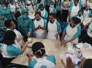 TP PKK Beri Pelatihan Cara Merawat Bayi dan Lansia, serta Membuat Roti kepada para Kader di Mimika