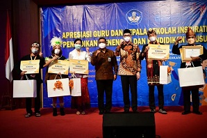 35 Orang Pendidik Terima Penghargaan Apresiasi Pendidik dan Tenaga Kependidikan Inspiratif 2021