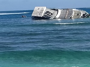 Dihempas Gelombang, Kapal Pembawa Turis Berselancar Kandas di Katiet Mentawai