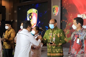 Dirjen Bina Adwil Terima Penghargaan dari Kabareskrim Polri 