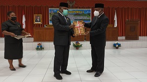 Bupati Jayapura Serahkan Dokumen Nota Keuangan dan Raperda APBD 2022