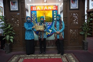 Perkuat Kapasitas Kader, TP PKK Gelar Pelatihan Kelompok Tani Wanita dan Penyerahan Bibit Buah di Kabupaten Batang 