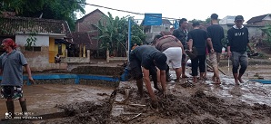 Satu Rumah Warga Garut Hanyut dan 20 KK Mengungsi Akibat Banjir