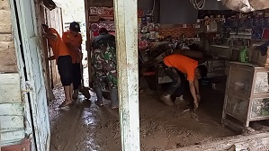 Banjir Bandang yang Telah Surut Rusakkan Dua Rumah Warga Dharmasraya