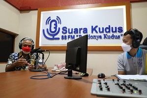 Mas Ganjar Sambangi Radio Suara Kudus, Penyiar Jadi Gugup