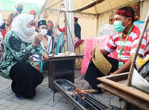 Buka dan Tinjau Pameran MTQ XXIX Provinsi Jatim, Gubernur Khofifah Sampaikan Rasa Bangga Pakai Sepatu Batik Khas Pamekasan