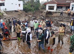 Gercep, Khofifah Turun Tangan Tangani Banjir Bandang Kota Batu