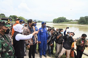 Gubernur Khofifah Sampaikan Duka Cita dan Santunan Kepada Keluarga Korban Meninggal Dunia Laka Perahu Penyeberangan Tuban- Bojonegoro- Harap Jembatan Kanor - Rengel Rampung Akhir Tahun