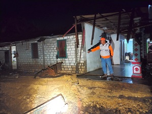 Banjir Bandang Lamongan Sudah Surut, Warga Gotong Royong Bersihkan Sisa Lumpur