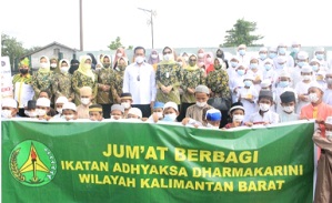 IAD Wilayah Kalbar Bersama Kejati Kalbar Beri Paket Sembako Ke Panti Asuhan