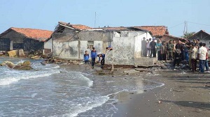  Abrasi Pantai Akibatkan 75 Rumah Warga Karawang Rusak Berat