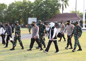 Gubernur Jatim Dampingi Panglima TNI dan Kapolri Pantau Langsung Serbuan Vaksinasi Berbasis Pesantren di Tebu Ireng Jombang Sasar 41 Ponpes Se Jatim Dengan 37.149 Dosis Vaksin