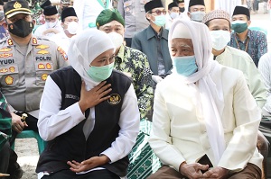 Tinjau Vaksin di Ponpes Lirboyo Kediri, Gubernur Khofifah Sampaikan Terimakasih Kepada Para Masyayikh dan Para Pengasuh Ponpes Serta Nakes Untuk  Sukseskan Vaksinasi Berbasis Ponpes