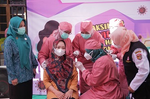 Tinjau Vaksinasi Bumil, Ketua TP-PKK Ngawi Harapkan Vaksinasi Bisa Tekan Kematian Ibu dan Bayi
