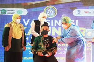 Pemprov Jatim Gelar 57 Ribu Dosis Vaksinasi Serentak SMA/SMK se-Jatim, Gubernur Khofifah Maksimalkan Kesiapan PTM Terbatas Bertahap pada Kabupaten/Kota  Level II dan III 