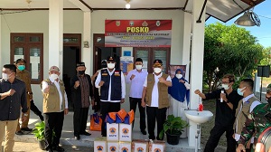 Berkunjung ke Posko PPKM Gampong Lambung, Kepala BNPB Sampaikan Pesan Syarat Isoman Warga Terpapar Covid-19