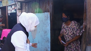 Sapa Warga Kampung Gang Kelinci Joyoboyo Surabaya, Gubernur Khofifah Door to Door Bagikan 250 Paket Sembako 