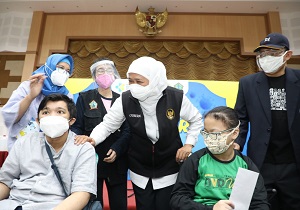 Tinjau Vaksinasi Disabilitas IKA UNAIR dan  BK3S, Gubernur Khofifah : Vaksinasi Disabilitas di Jatim Capai 18.168 Orang Tertinggi di Indonesia 
