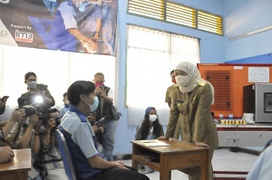 Gubernur Khofifah Tinjau Pelaksanaan PTM di SMKN 7 Surabaya
