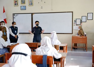 Hari Pertama Penerapan PTM, Wagub Emil Pastikan Pembelajaran Hybrid Lancar dan Sesuai Prokes di Lamongan