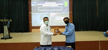 Saling Bertukar Cenderamata Tandai Kerjasama RRI Pekanbaru dan Radio Swara Indragiri FM