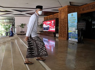 Hari Santri, Ganjar dan ASN Pemprov Jateng Ngantor Sarungan