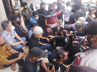 Ganjar Ziarah Makam Bung Karno, Ketemu Risma dan Dapat Hadiah Sketsa Warga Blitar