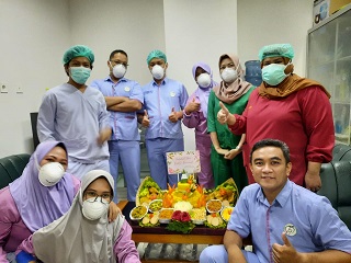 Kirim Tumpeng ke Para Dokter RS, Gubernur Khofifah : Terimakasih Dedikasi dan Perjuangan Seluruh Dokter Indonesia
