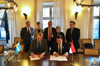 INDONESIA-SWEDIA MENANDATANGANI KERJASAMA BLUE ECONOMY  SEBAGAI SUMBER PERTUMBUHAN EKONOMI BARU