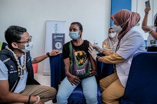 Menparekraf Tinjau Serbuan Vaksinasi Bagi Pelaku Parekraf di Waisai, Raja Ampat