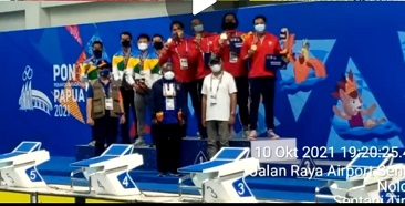 Kepala BNPB Kalungkan Medali Juara Renang Estafet 4x200m