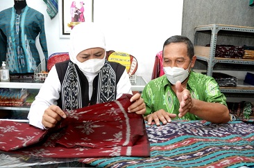 Terpukau Kerajinan Tenun Ikat dan Songket Parengan Lamongan, Gubernur Khofifah Usulkan Parengan Jadi Desa Devisa