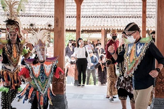 Menparekraf Jajal Atraksi Seru Saat Visitasi ke Desa Wisata Karanganyar Magelang 