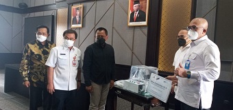 Pemprov Jatim Terima Bantuan Ventilator dan Beasiswa Bagi Anak Terdampak Covid-19 dari IA-ITB