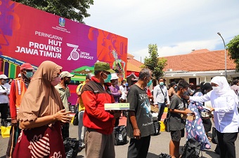Syukuran 76 Tahun Provinsi Jatim dan  34 Kabupaten/Kota Masuk Level 1, Gubernur Khofifah Bagi-Bagi Ratusan Paket Sembako