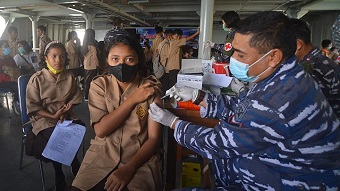 WARGA SIKAKAP BER ANTUSIAS DATANGI KAPAL PERANG TNI AL KRI BONTANG 907 UNTUK MENDAPAT VAKSINASI COVID-19