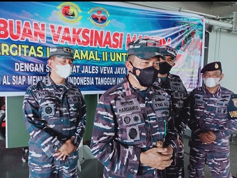 Lantamal II Vaksin Warga Sikakap dari atas KRI Bontang 907, Laksma Hargianto : Ini Ujud Kepedulian TNI AL Kepada Warga Mentawai